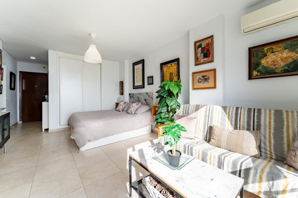 Bed, Living room, Photo of the whole room, Bedroom, air conditioner