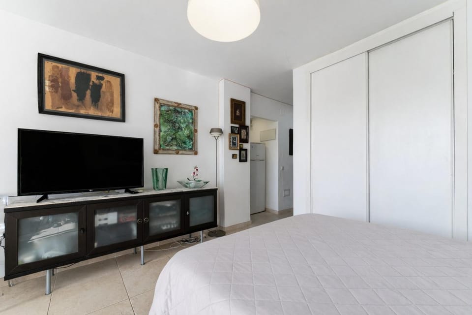 Bed, TV and multimedia, Photo of the whole room, Bedroom, wardrobe