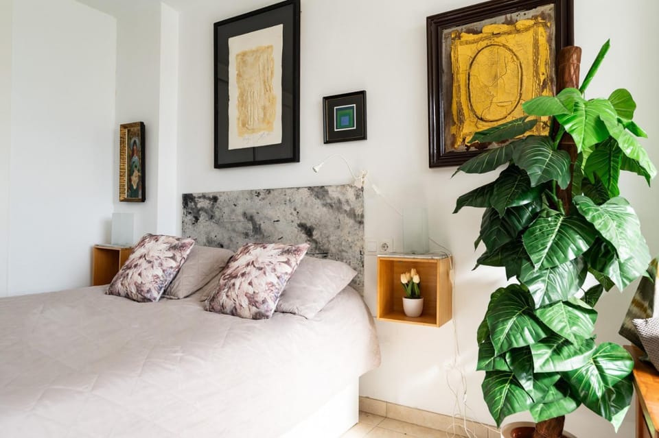 Bed, Living room, Photo of the whole room, Decorative detail, Bedroom
