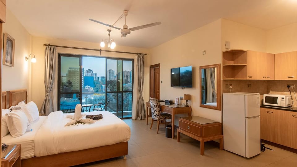 Bed, TV and multimedia, Kitchen or kitchenette, Living room, Photo of the whole room, Seating area, Bedroom, minibar, air conditioner