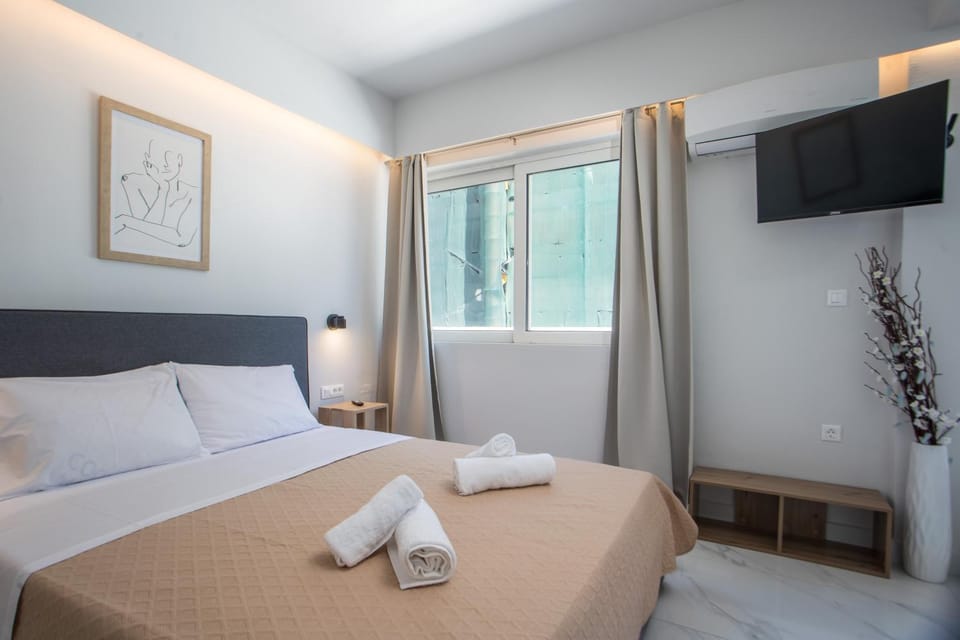 Bed, TV and multimedia, Bedroom