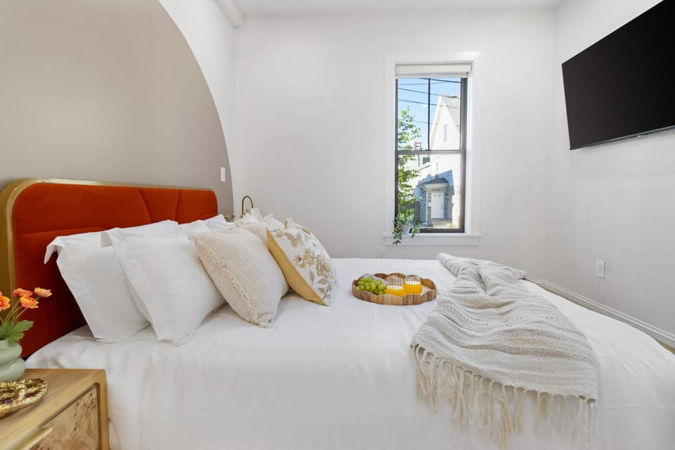 Bed, TV and multimedia, Photo of the whole room, Bedroom
