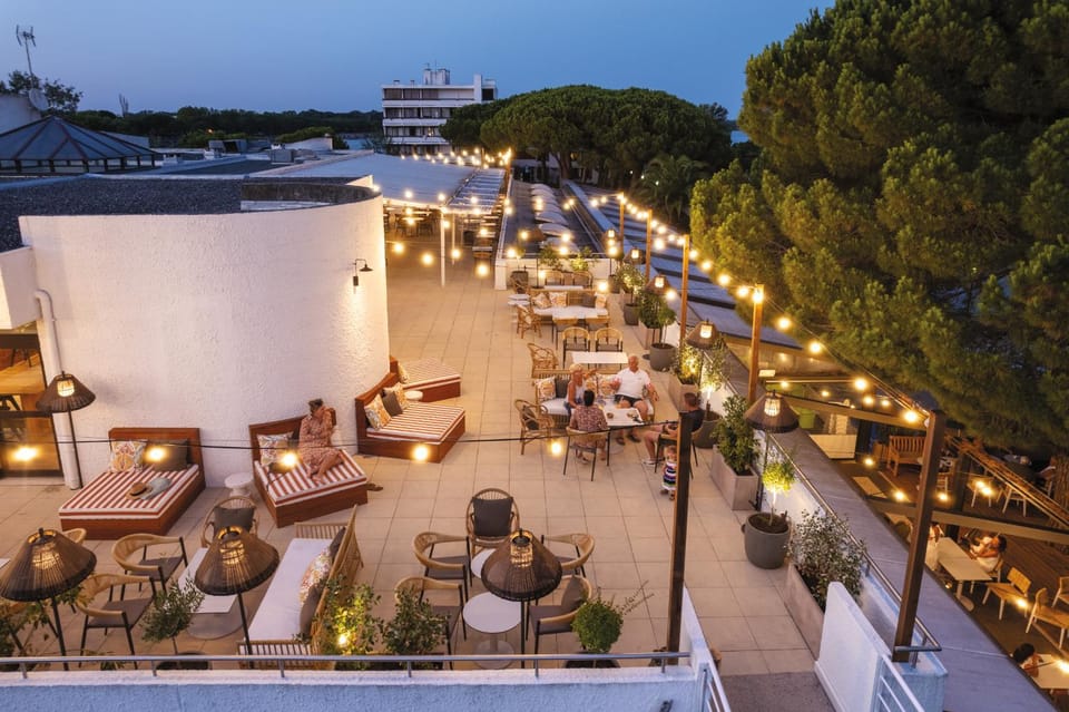 Restaurant/places to eat, Lounge or bar
