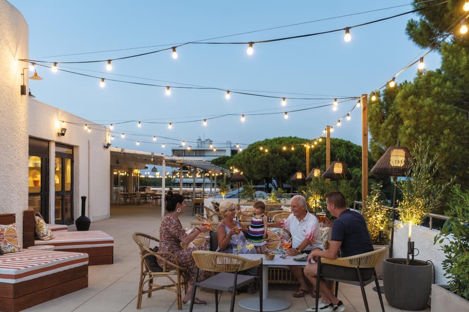 Restaurant/places to eat, Lounge or bar