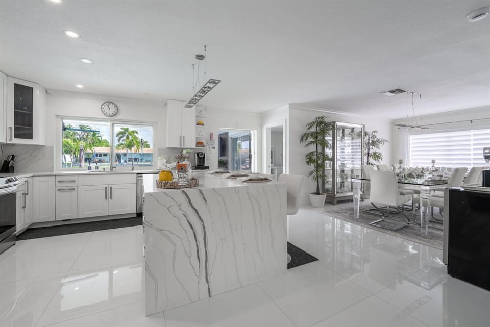 Seating area, Dining area, dishwasher, minibar, oven, stove
