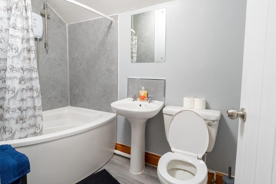 3 BD 5 Beds WiFi House in Wellingborough