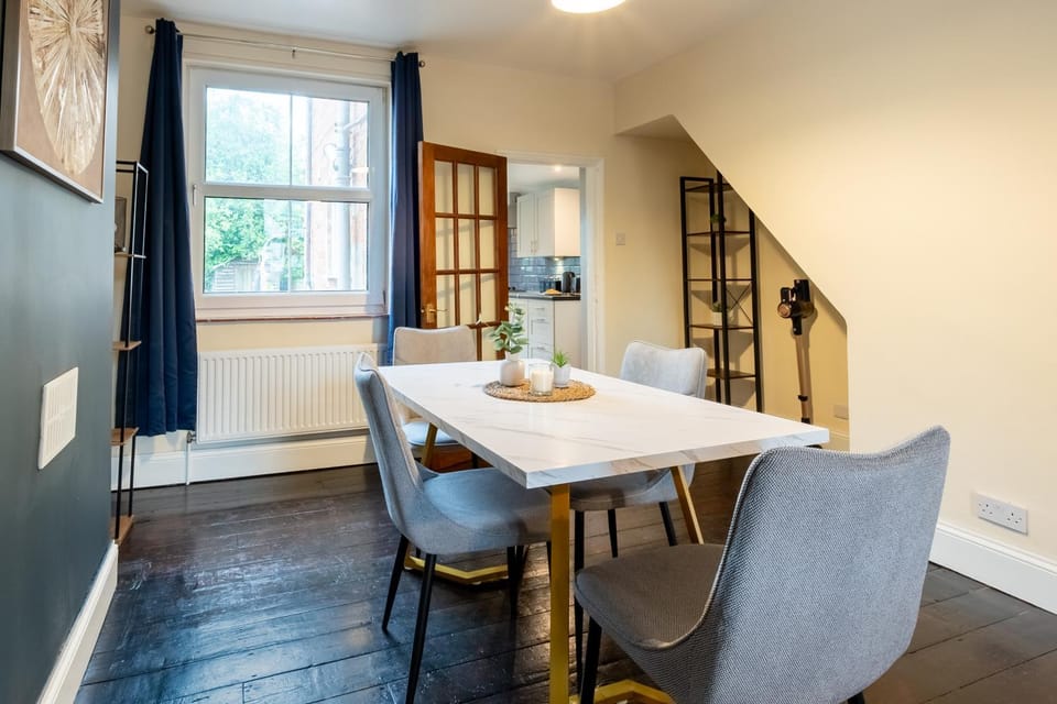 3 BD 5 Beds WiFi House in Wellingborough