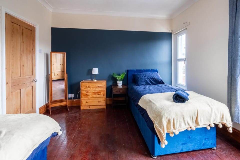 3 BD 5 Beds WiFi House in Wellingborough