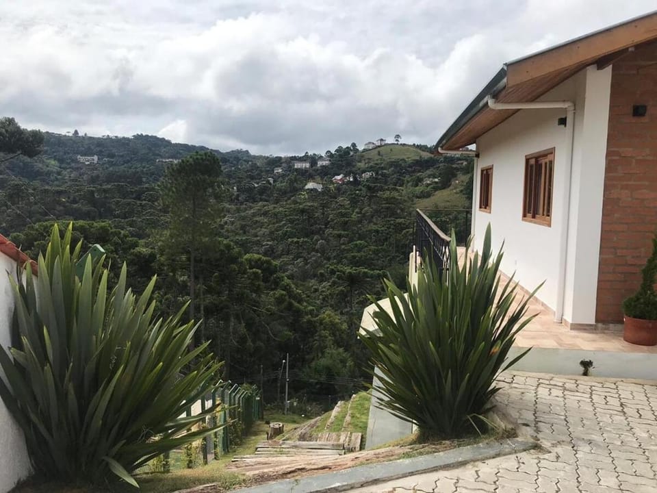 Casa completa com vista próximo ao Capivari House in Campos do Jordão