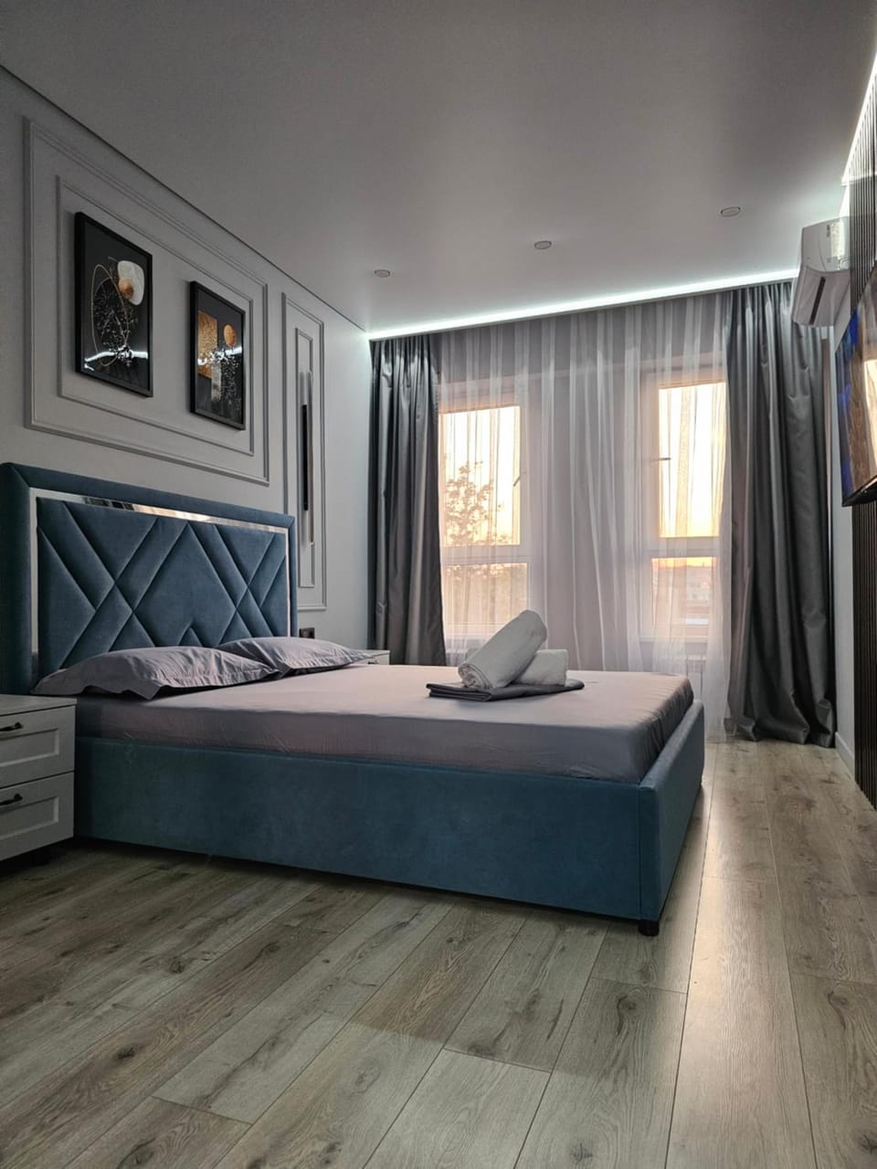 Bed, Photo of the whole room, Bedroom, towels