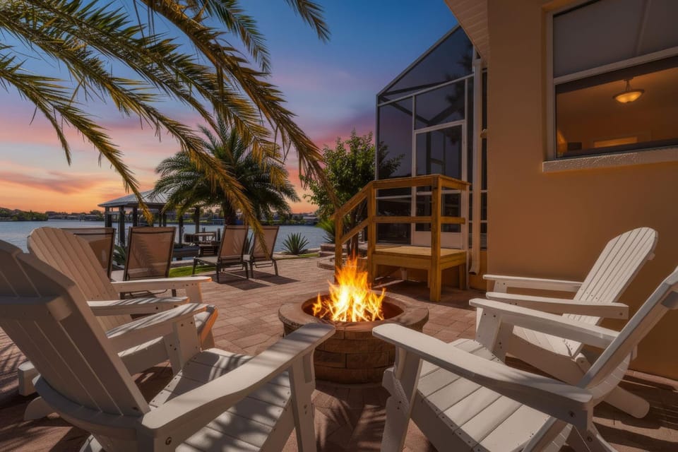 Private Beach & Pool Retreat, Dock, Kayaks & Dolphin Views - Seabird Shenanigans - Roelens House in Apollo Beach