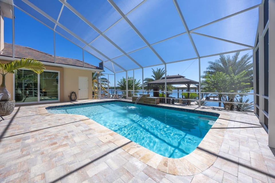 Private Beach & Pool Retreat, Dock, Kayaks & Dolphin Views - Seabird Shenanigans - Roelens House in Apollo Beach