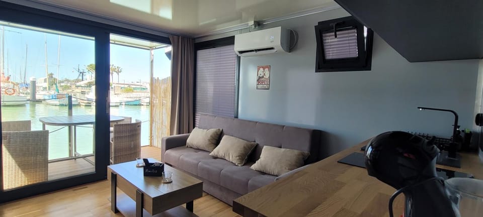 SEA & SOUL SUITe Docked boat in El Puerto de Santa María