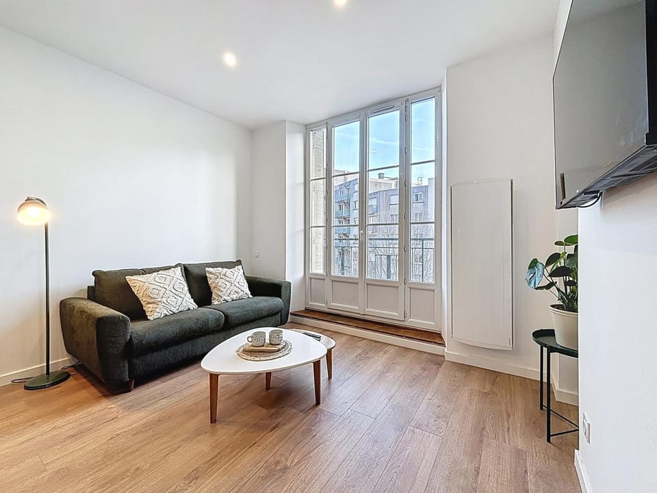 Paisible & Ensoleillé T3, WIFI Fibre et Balcon Apartment in Grenoble