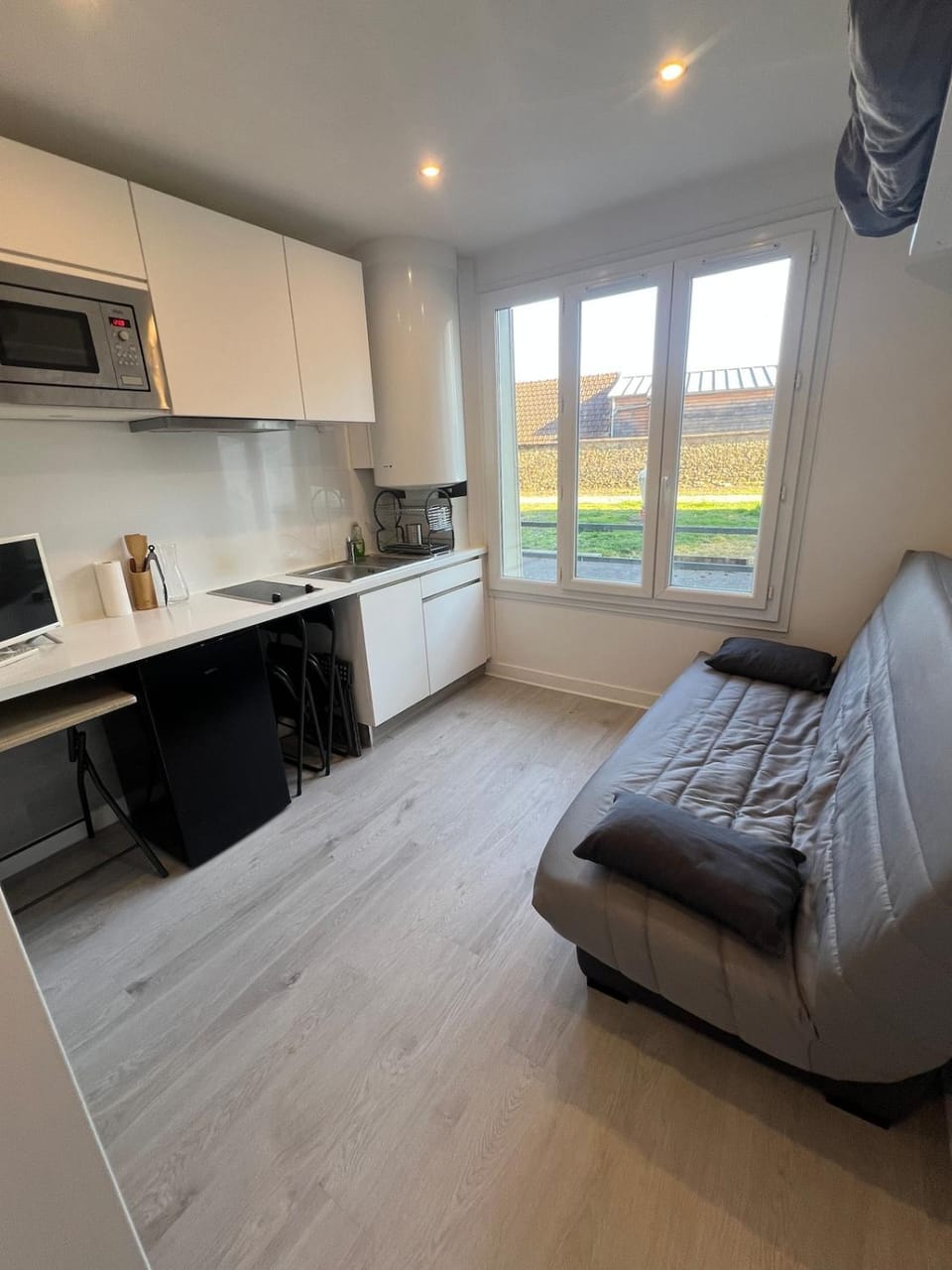 TV and multimedia, microwave, stove, kitchen