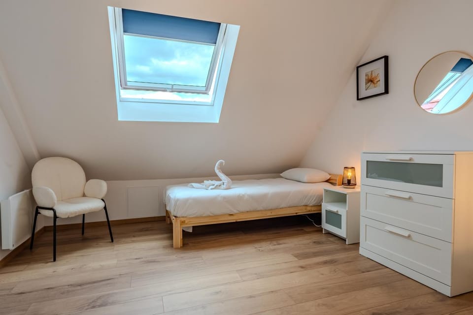 Bed, Photo of the whole room, Bedroom