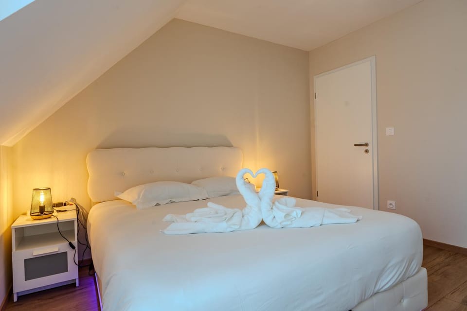 Bed, Photo of the whole room, Bedroom, towels, wardrobe