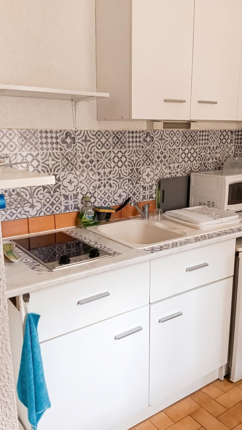Kitchen or kitchenette