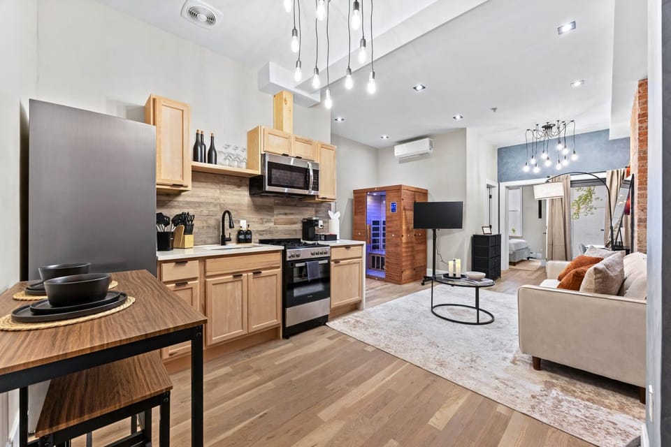 TV and multimedia, Coffee/tea facilities, Kitchen or kitchenette, Living room, Dining area, oven, stove