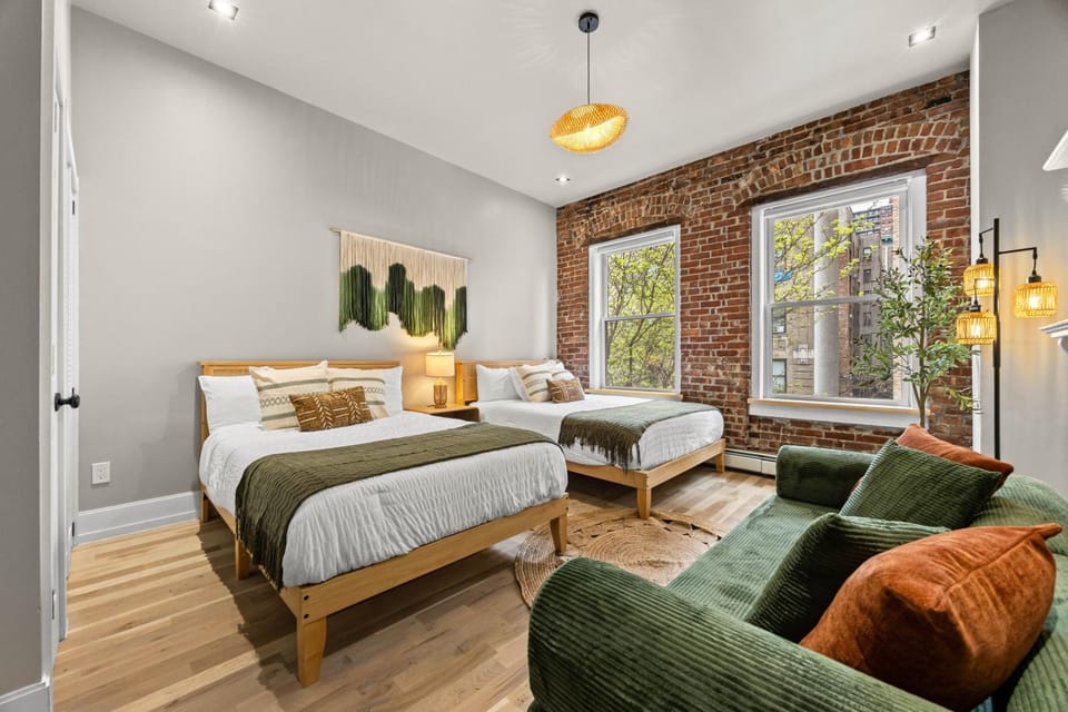Bed, Photo of the whole room, Seating area, Bedroom