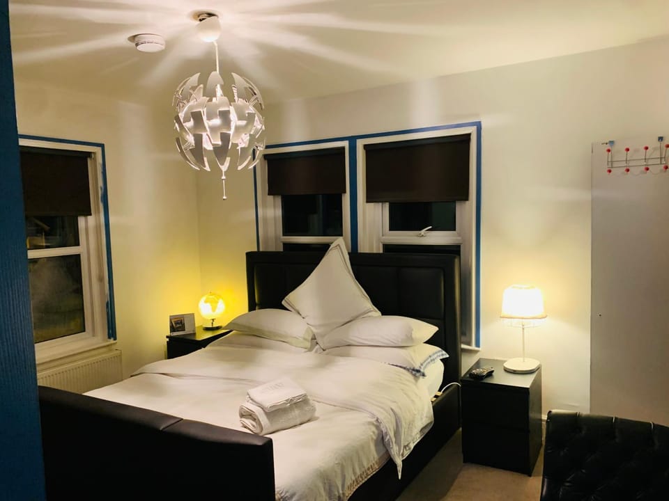 Blue Room Vacation rental in Crawley