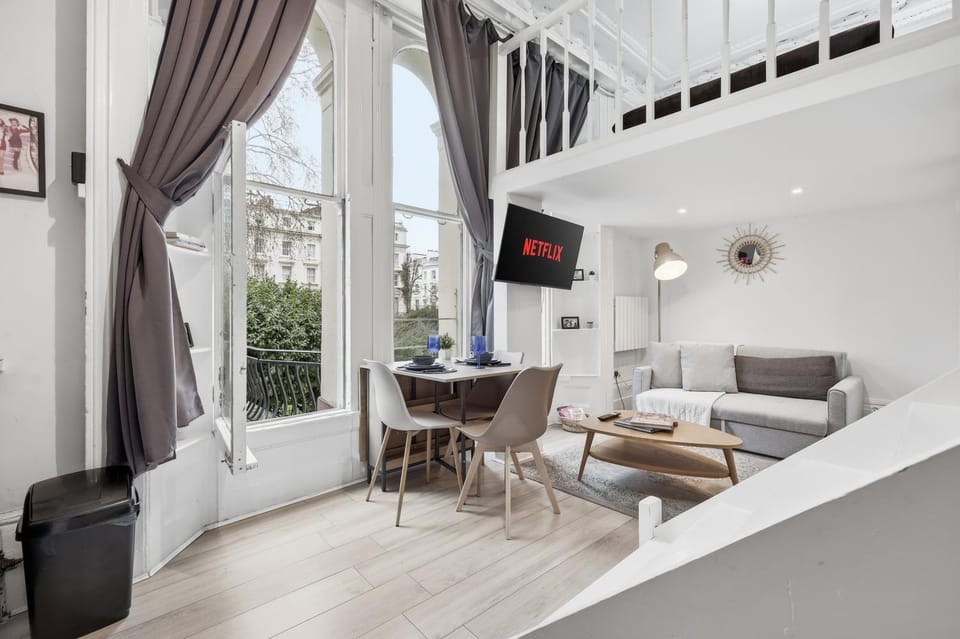 TV and multimedia, Living room, Seating area, Dining area