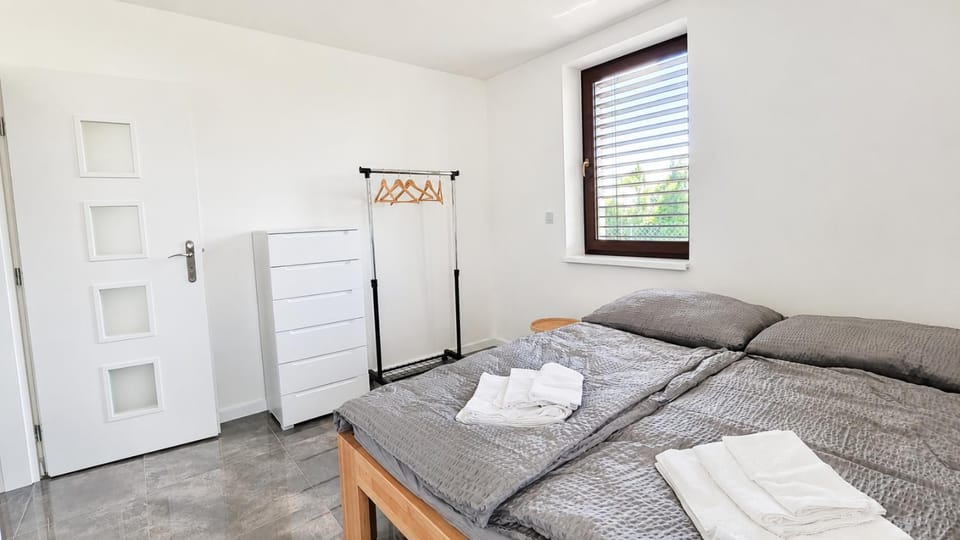 Bed, Photo of the whole room, Bedroom, storage, towels, wardrobe