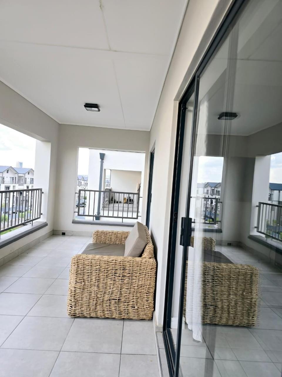 Luxury 1BR Munyaka Lagoon Living Stay Apartment in Sandton