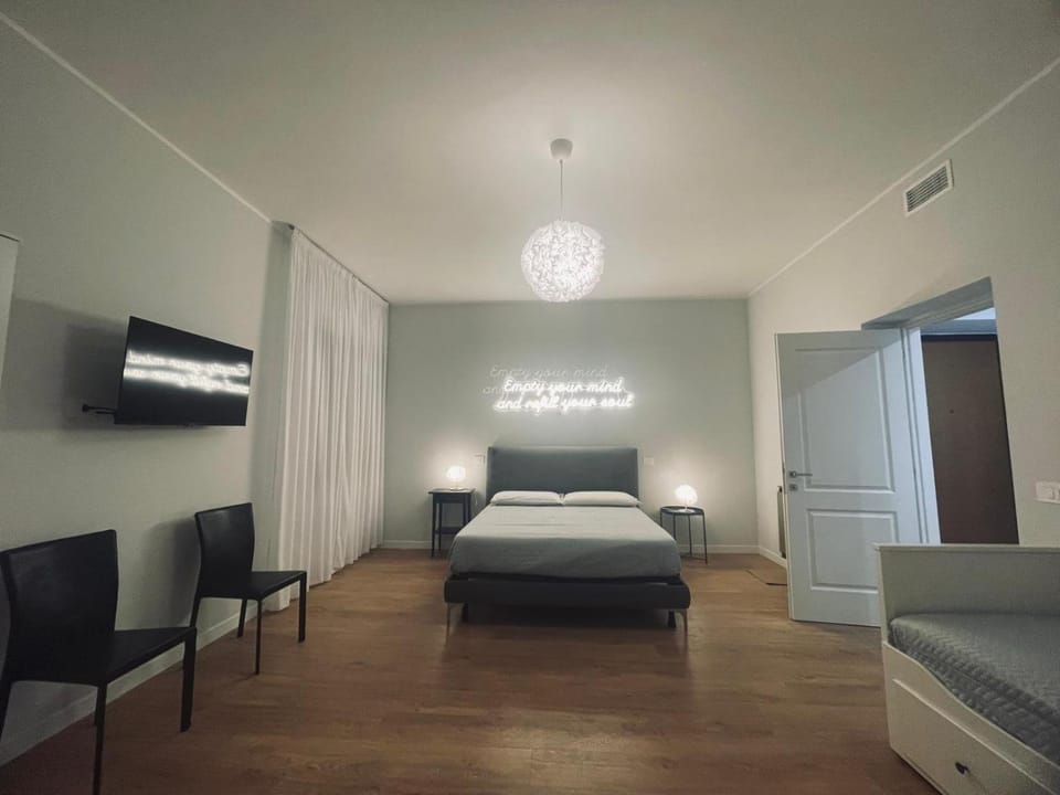 Bed, TV and multimedia, Photo of the whole room, Bedroom