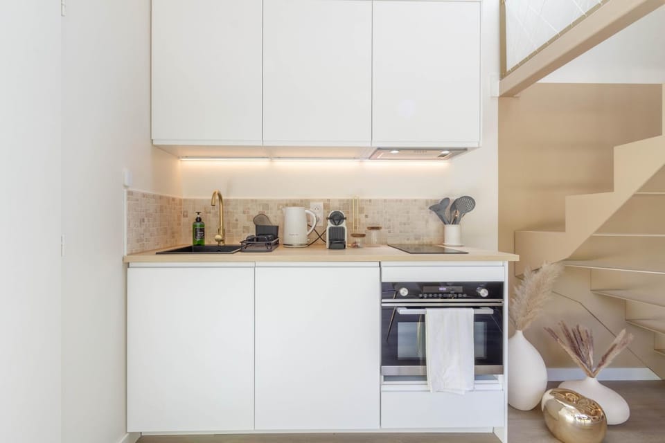 Coffee/tea facilities, oven, kitchen