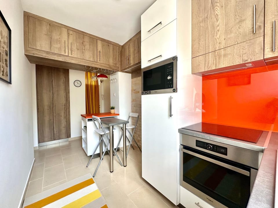 Kitchen or kitchenette, Dining area, oven