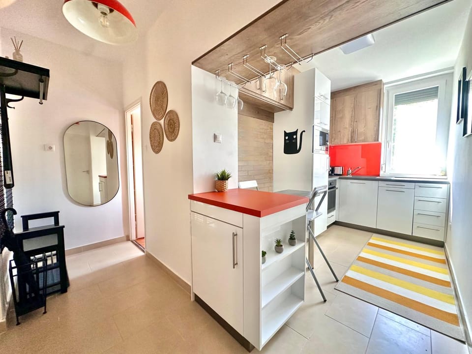 Kitchen or kitchenette, oven