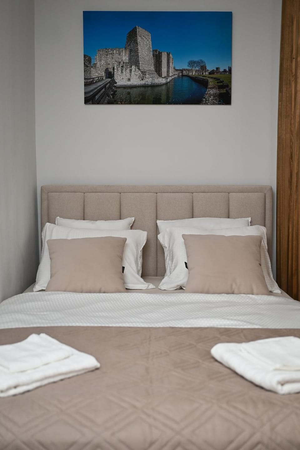 Bed, Photo of the whole room, towels