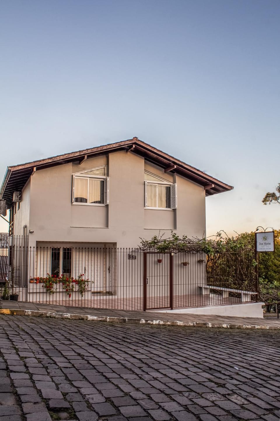 Property building, Facade/entrance, Property logo or sign, Balcony/Terrace, City view, Mountain view, Street view