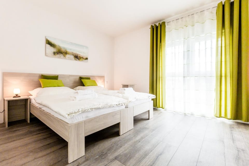 Day, Photo of the whole room