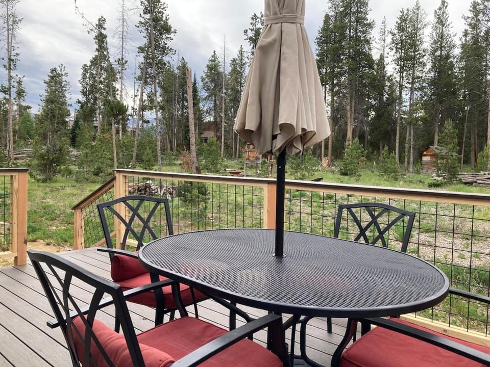 Peaceful Mountain Retreat & Clubhouse Access House in Fraser