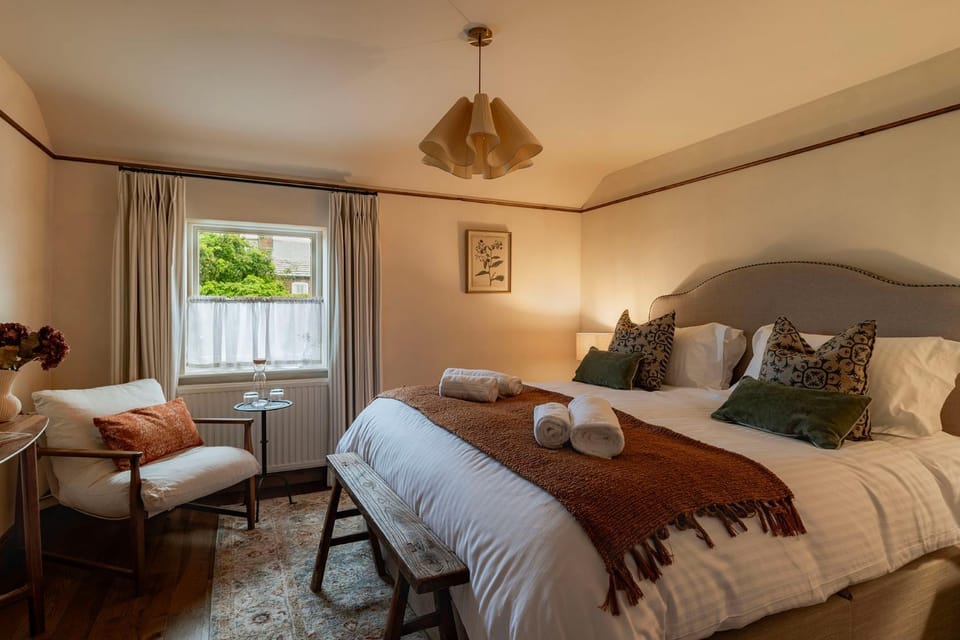 Photo of the whole room, Bedroom