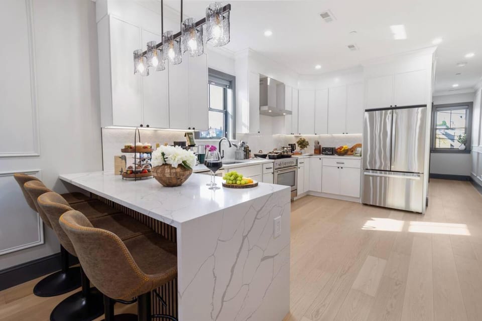 Kitchen or kitchenette, Seating area, Dining area, oven