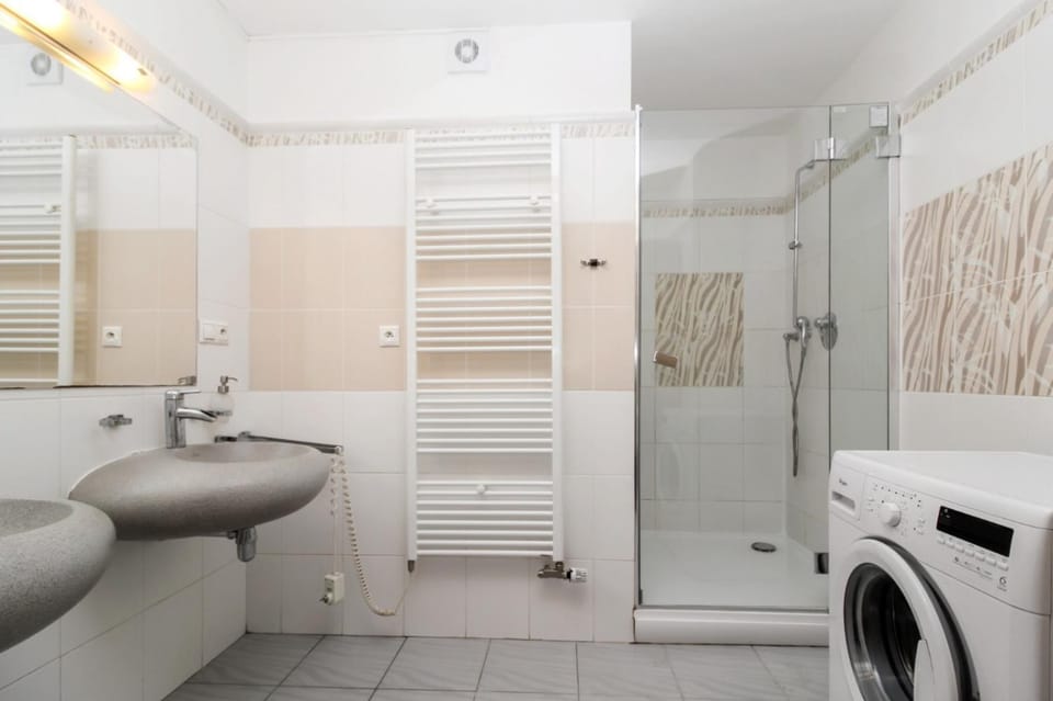 Shower, Bathroom, towels, washing machine