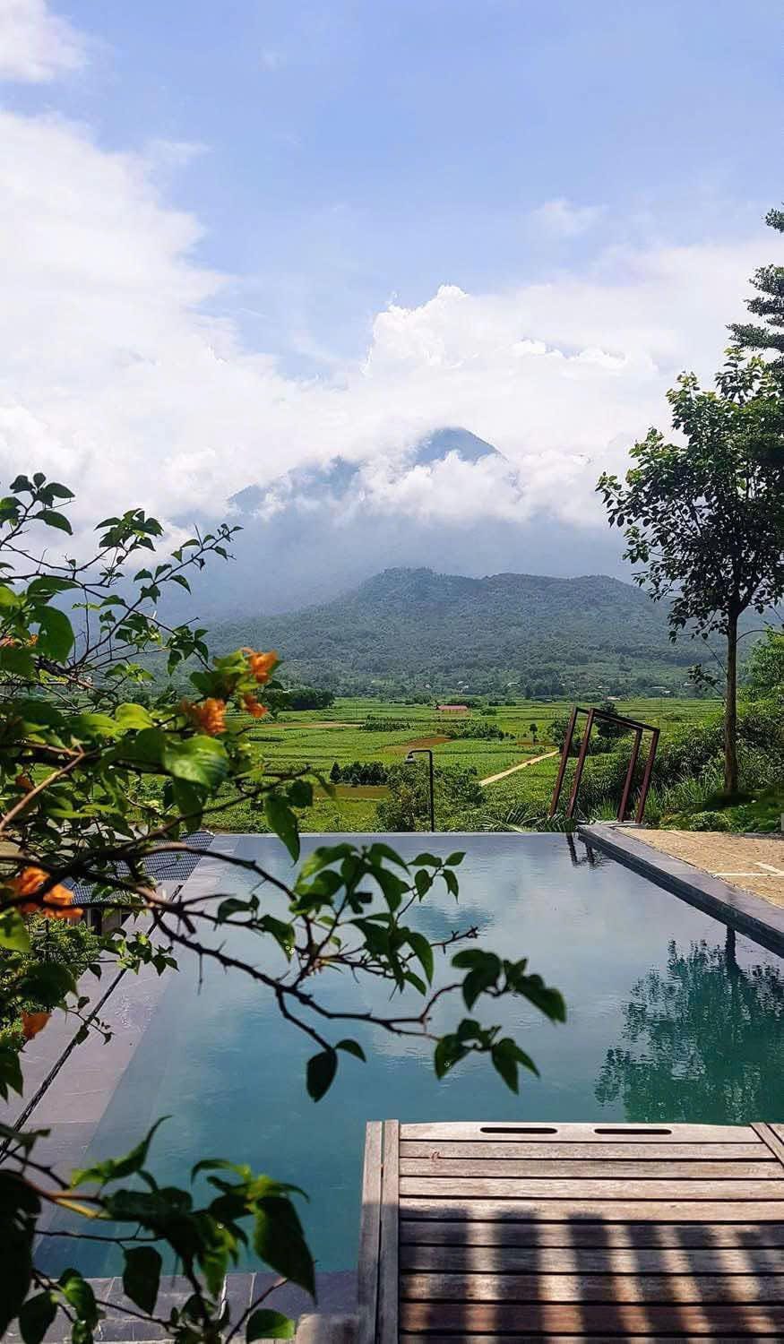 Nearby landmark, Natural landscape, Mountain view, Swimming pool