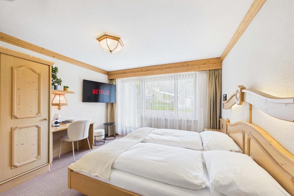 Bed, TV and multimedia, Photo of the whole room, Evening entertainment, Bedroom, wardrobe