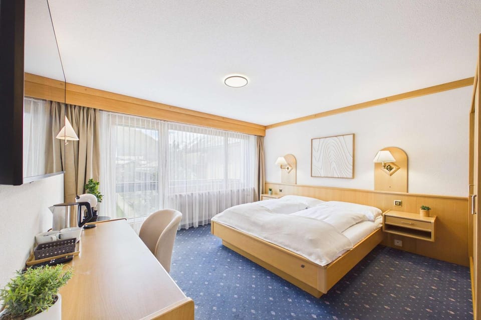 Bed, TV and multimedia, Living room, Photo of the whole room, Seating area, Bedroom