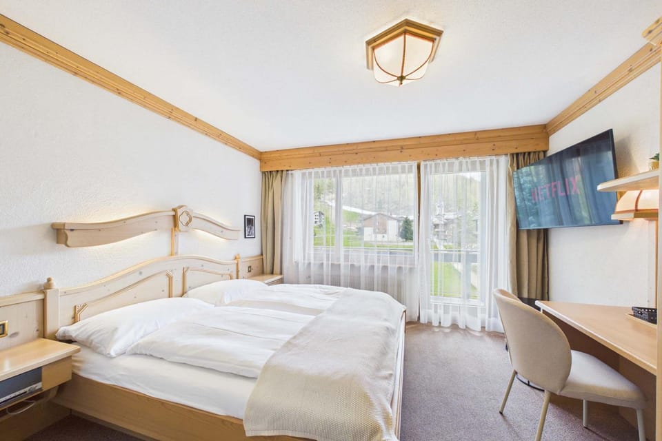 Bed, TV and multimedia, Photo of the whole room, Evening entertainment, Bedroom