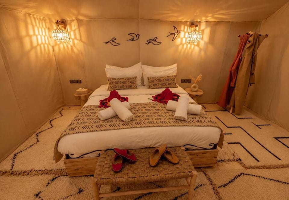 Property building, Bed, Photo of the whole room, Bedroom, towels