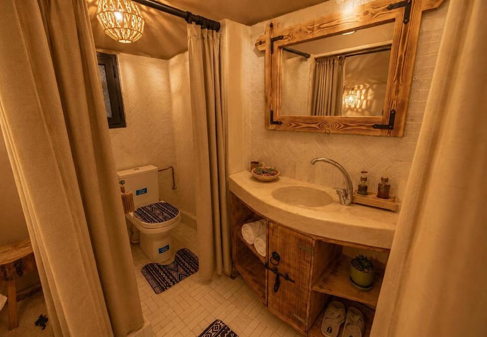 Shower, Property building, Bathroom, Bath