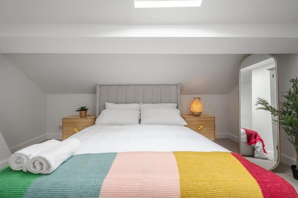 Walk to Anfield & Goodison Stadium Modern 3-Bed House with Parking Apartment in Liverpool