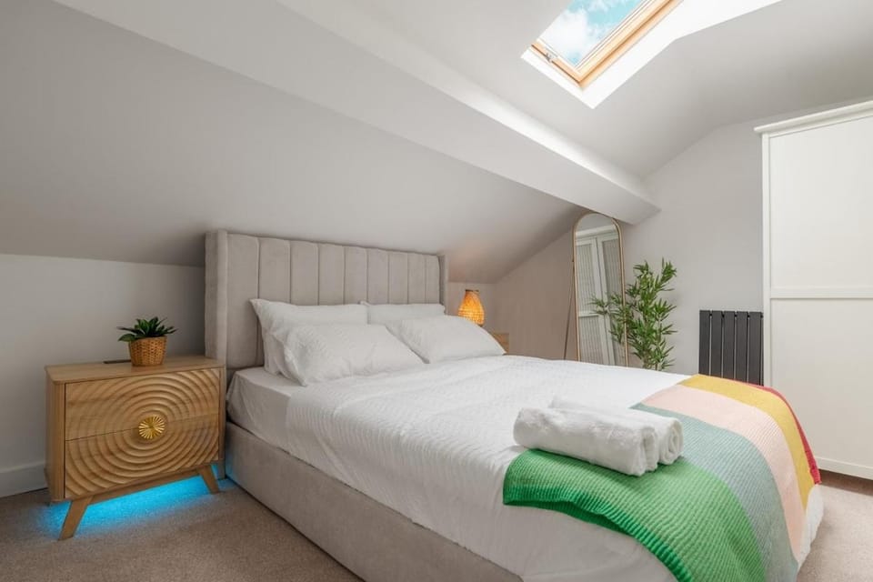 Walk to Anfield & Goodison Stadium Modern 3-Bed House with Parking Apartment in Liverpool