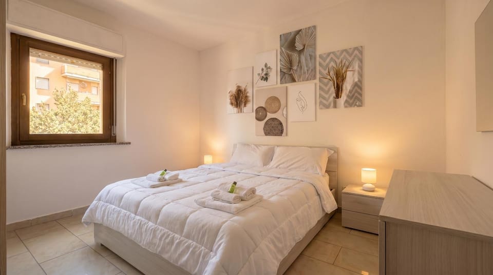 Bed, Bedroom, towels, air conditioner