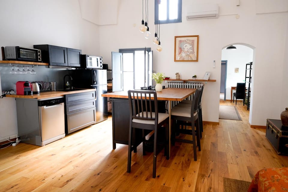 Coffee/tea facilities, Kitchen or kitchenette, Living room, Seating area, Dining area, oven, stove