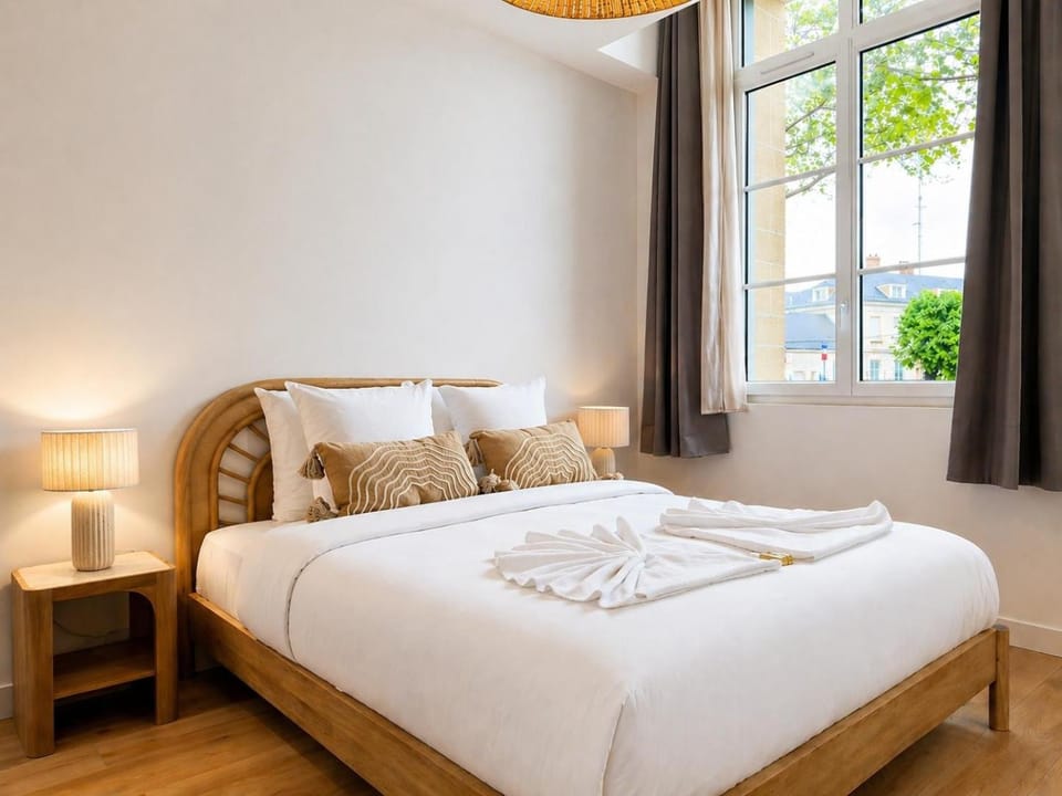 Bed, Photo of the whole room, towels